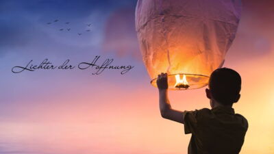 Kind mit einer Himmelslaterne Kind mit einer Himmelslaterne