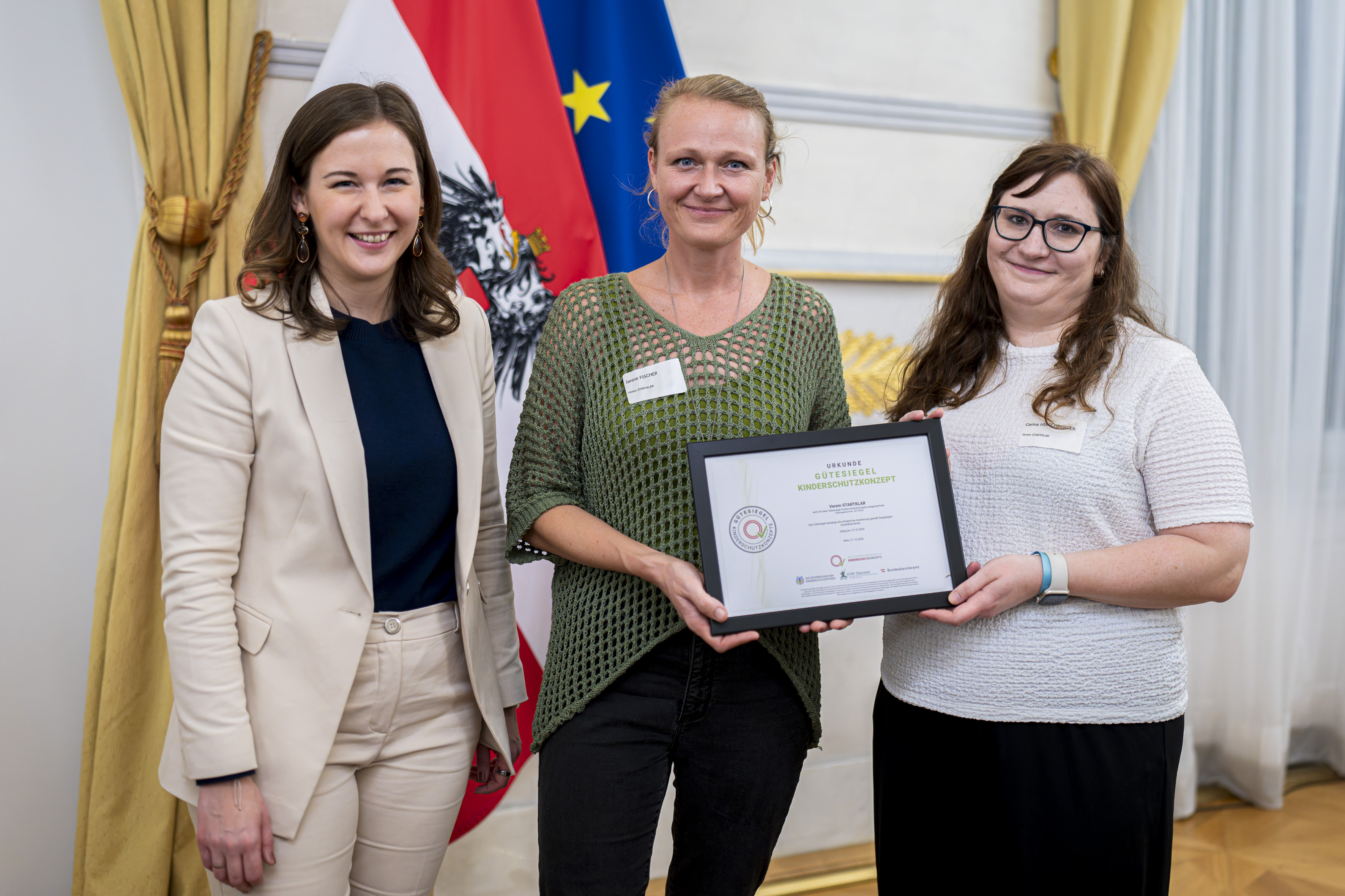 Bundesministerin Bauer & Verein STARTKLAR ©BKA / Schrötter
